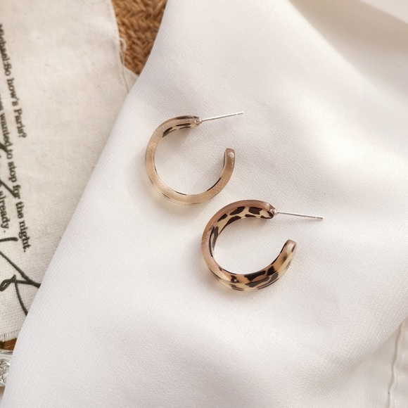 💙💕💕Last one Leopard Acrylic Hoops Earrings - Picture 8 of 11